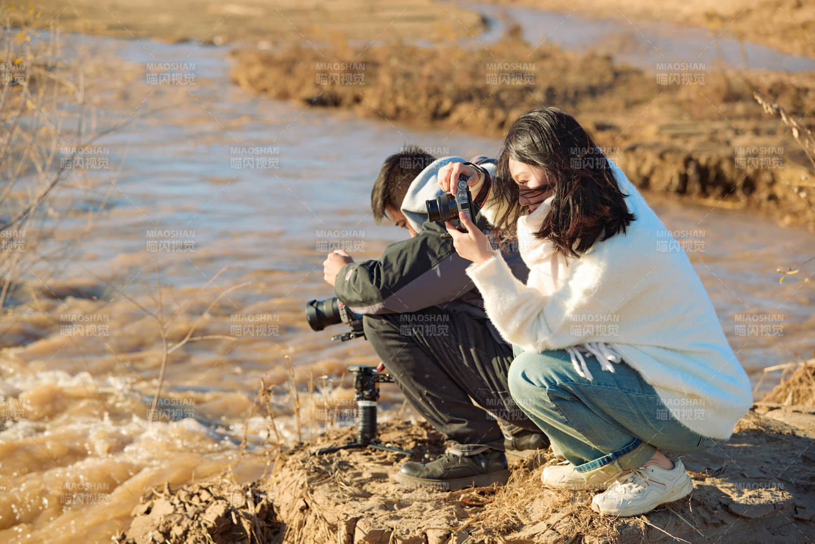 深秋戶外進行拍攝的兩位亞洲攝影師