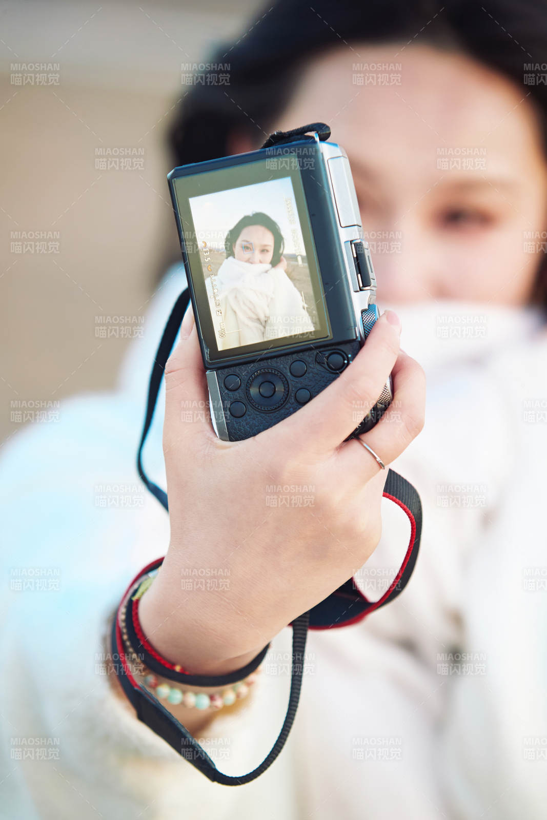 秋天夕阳下手持相机自拍的亚洲美女