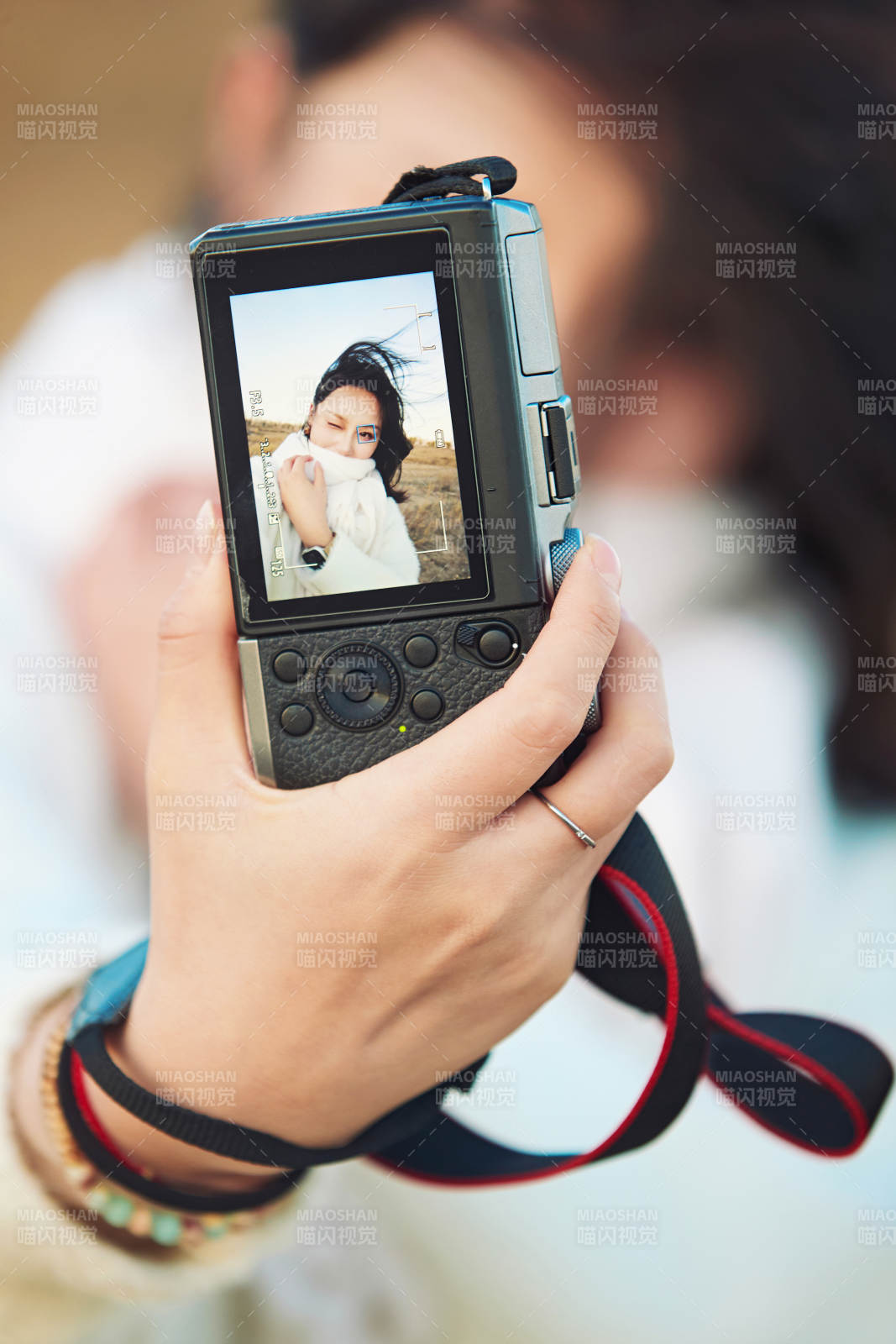 秋天夕阳下手持相机自拍的亚洲美女