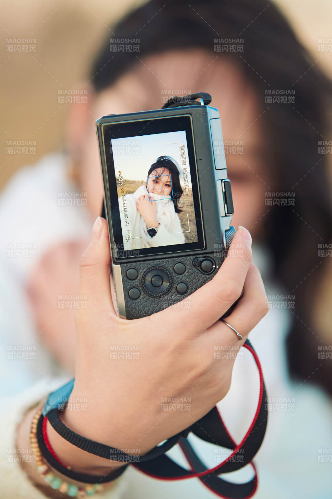 秋天夕阳下手持相机自拍的亚洲美女