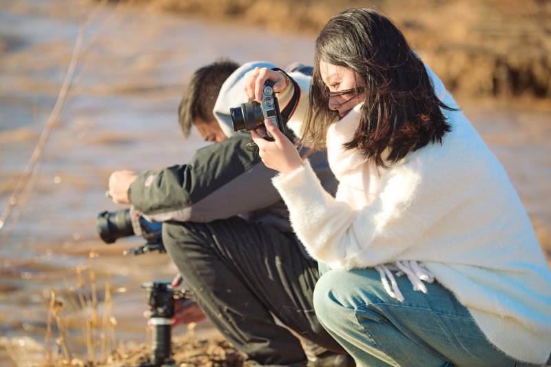 深秋户外进行拍摄的两位亚洲摄影师