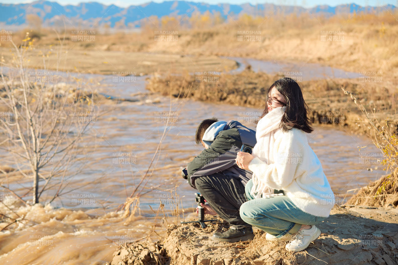 深秋户外进行拍摄的两位亚洲摄影师