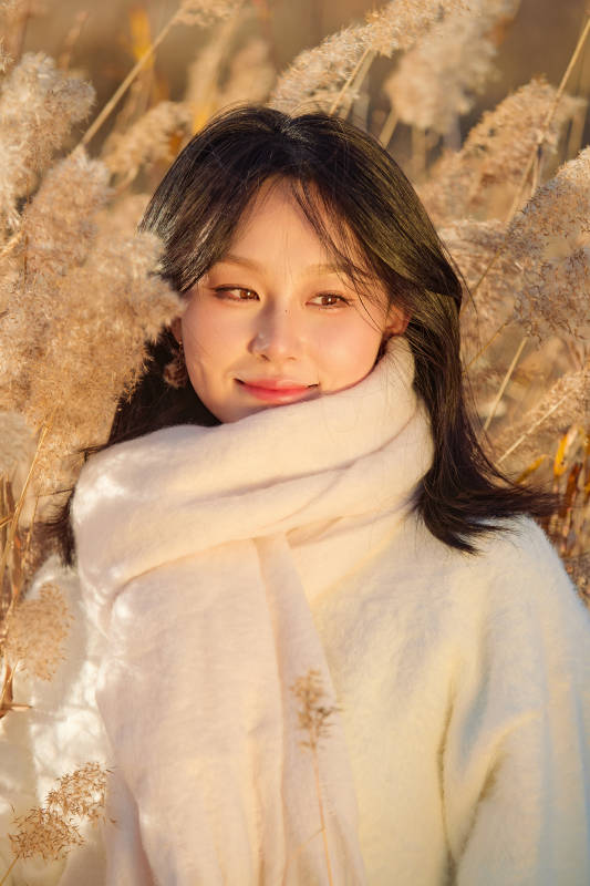 秋天午后在金灿灿的芦苇荡里的亚洲美女