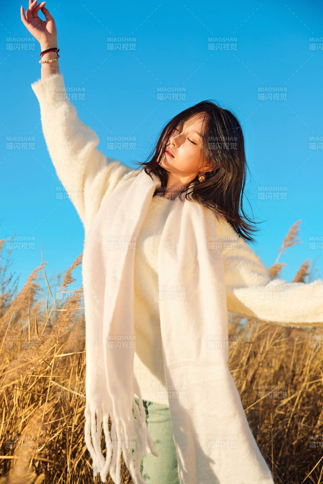 秋天晴朗的午后在芦苇荡里起舞的美女