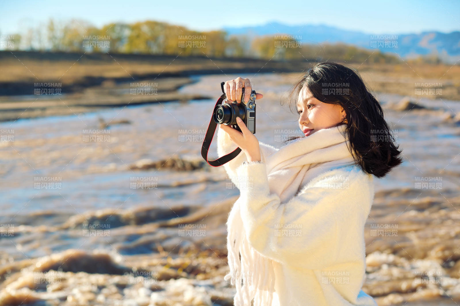 深秋戶外手持相機的亞洲女性攝影師