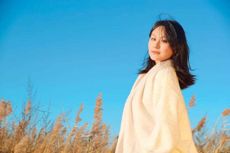 秋天晴朗的午后在芦苇荡里起舞的美女