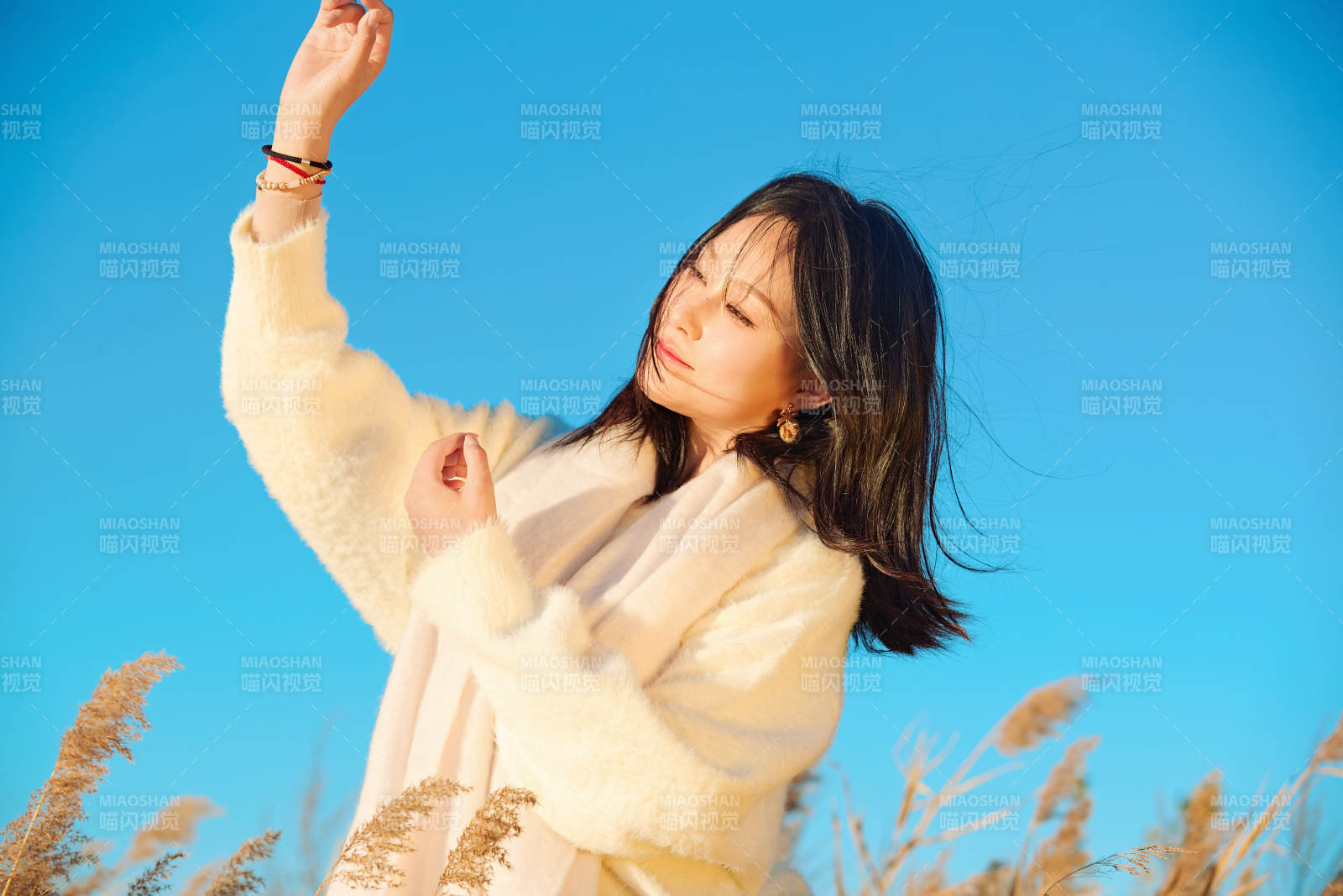 秋天晴朗的午后在芦苇荡里起舞的美女