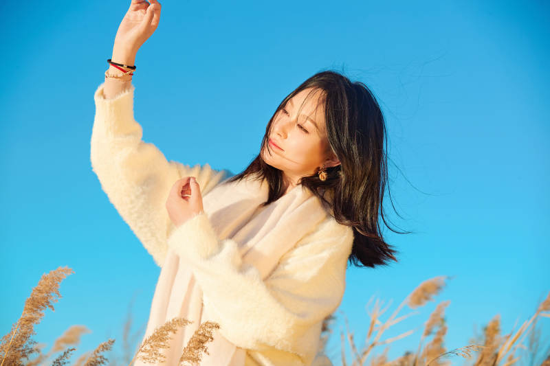 秋天晴朗的午后在芦苇荡里起舞的美女