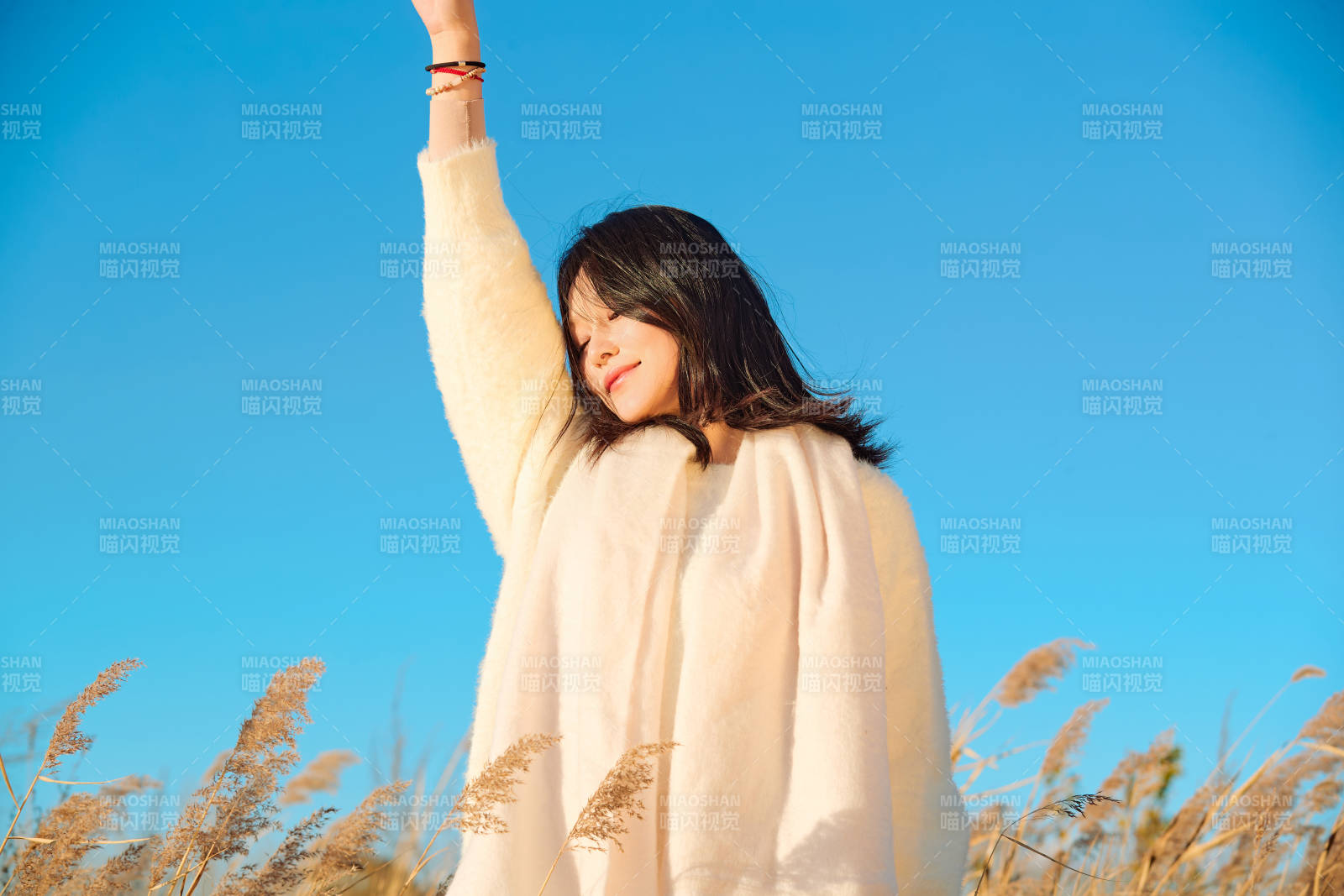 秋天晴朗的午后在芦苇荡里起舞的美女图片