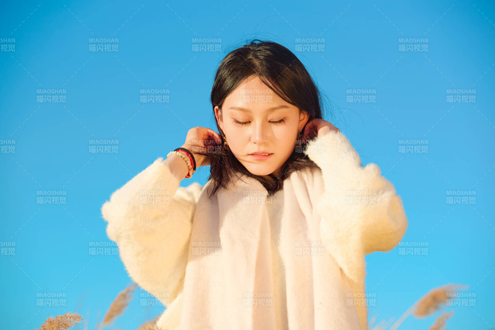 秋天晴朗的午后在芦苇荡里起舞的美女