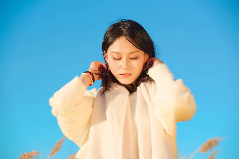 秋天晴朗的午后在芦苇荡里起舞的美女