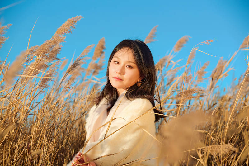 秋天晴朗的午后在芦苇荡里起舞的美女