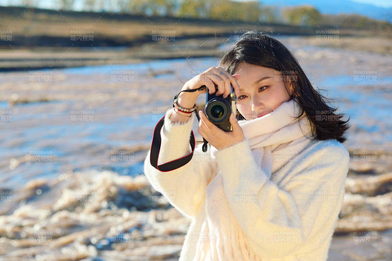 深秋户外手持相机的亚洲女性摄影师