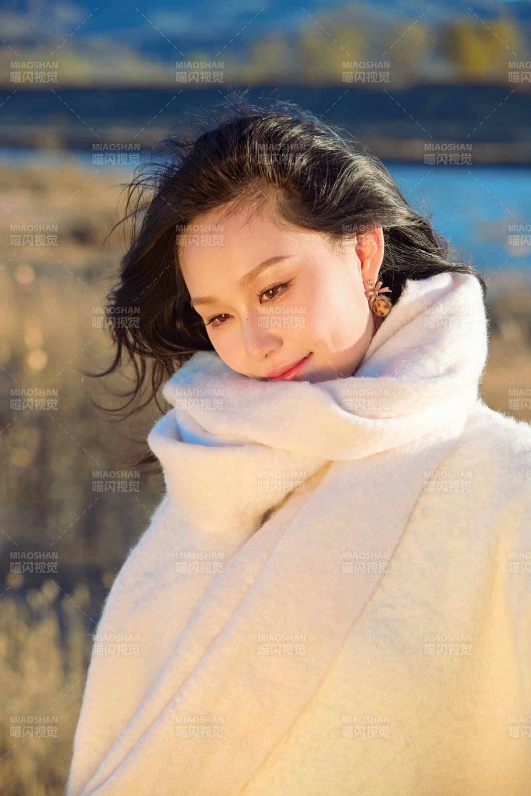 秋天午后在金灿灿的芦苇荡里的亚洲美女