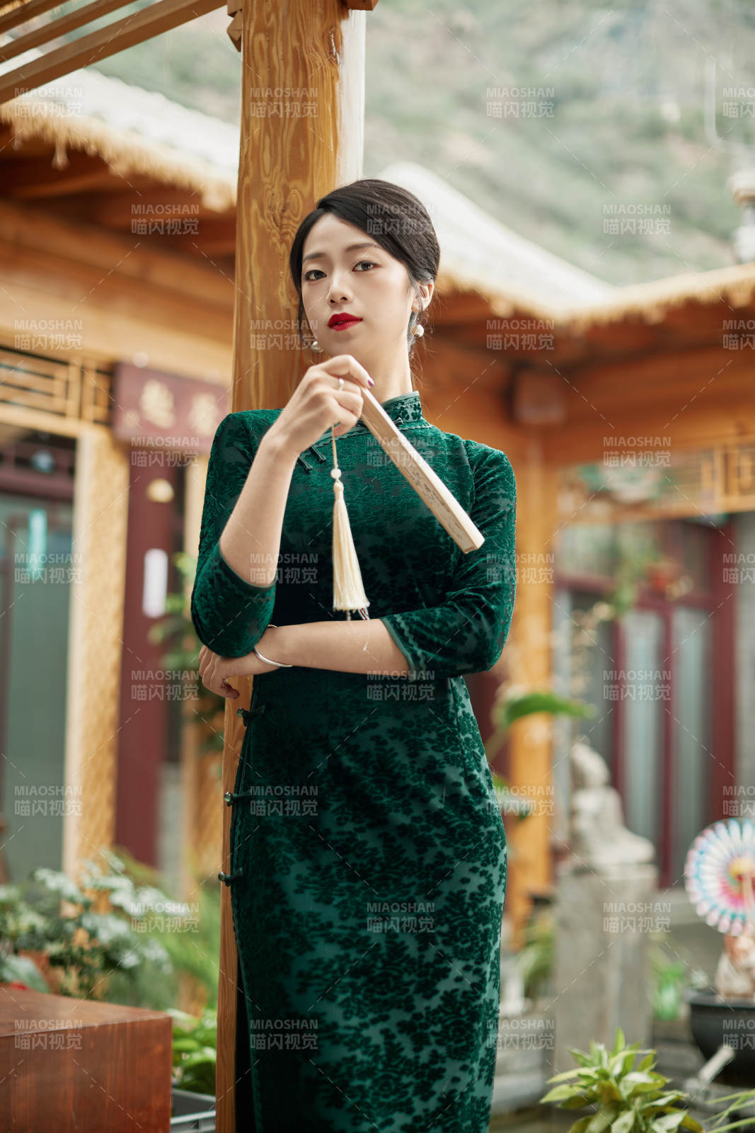 在中式庭院里身穿复古旗袍的亚洲女性