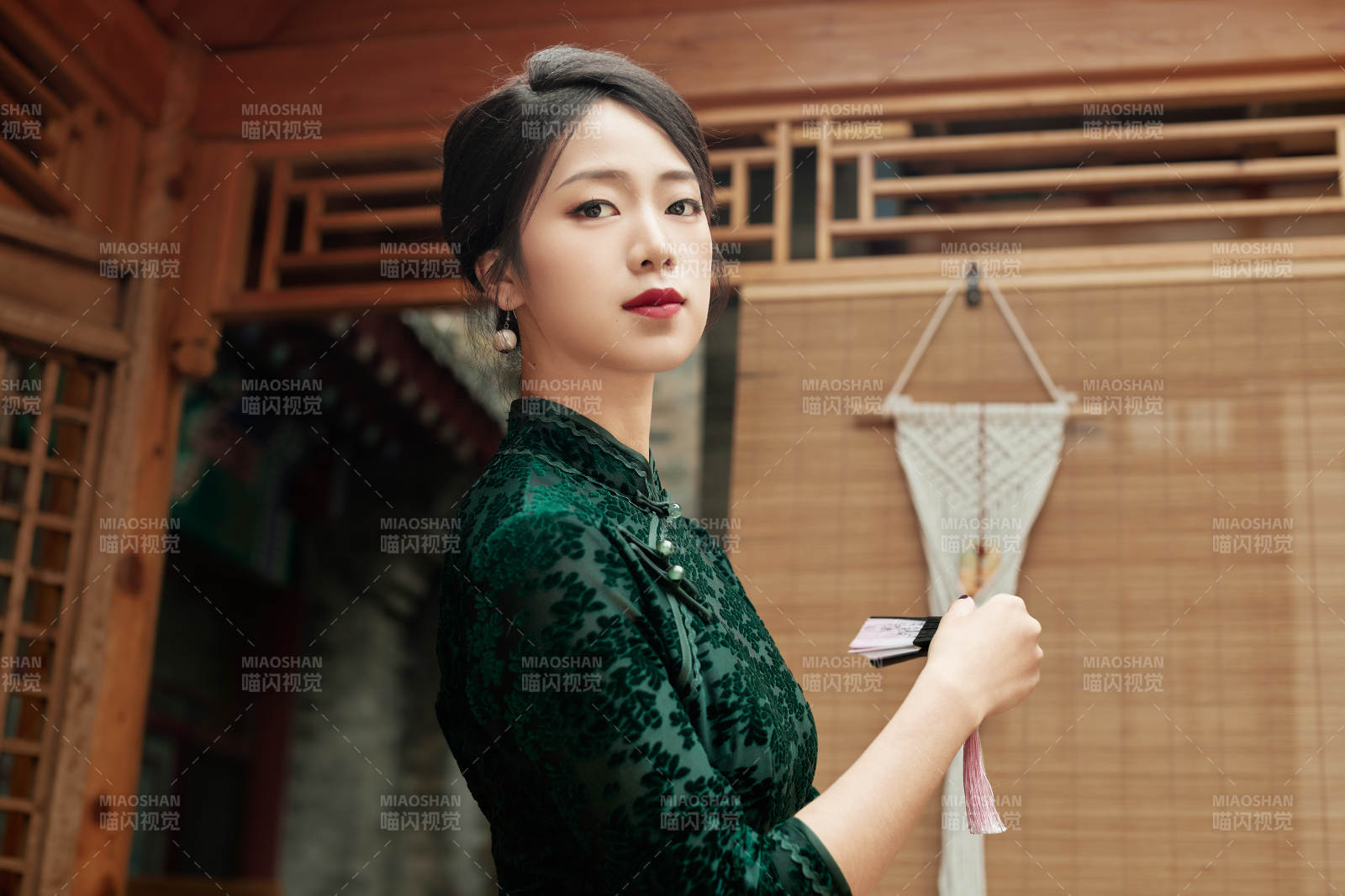 在中式庭院里身穿复古旗袍的亚洲女性