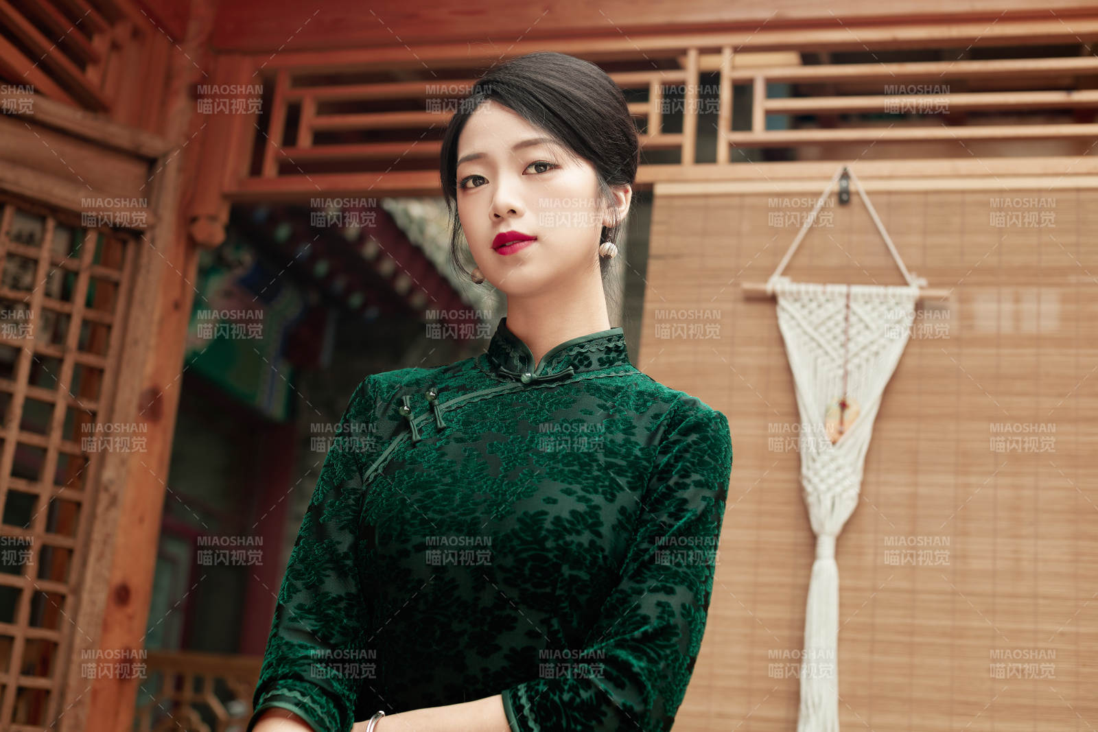 在中式庭院里身穿复古旗袍的亚洲女性