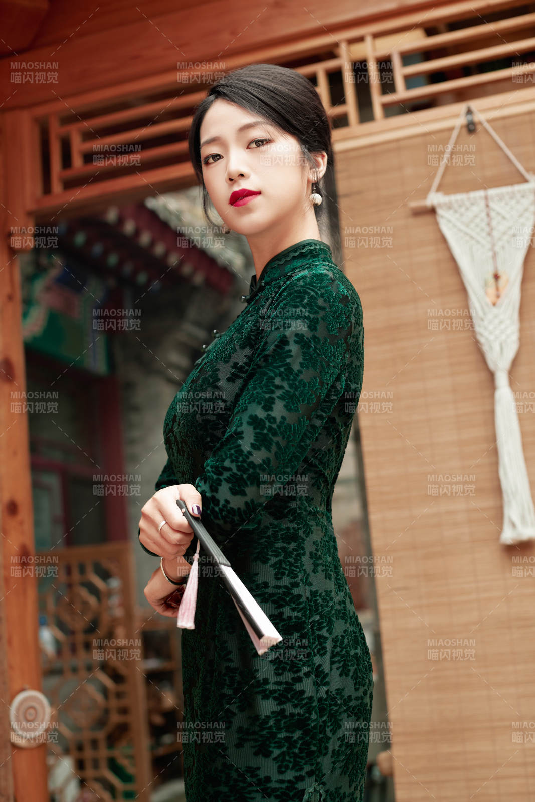 在中式庭院里身穿复古旗袍的亚洲女性