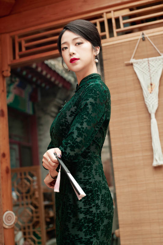 在中式庭院里身穿复古旗袍的亚洲女性