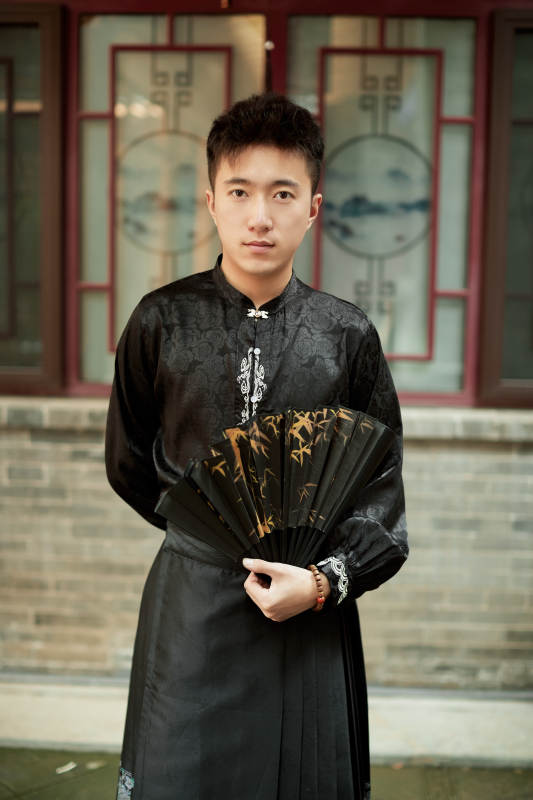 在中式庭院里身穿马面裙的帅小伙