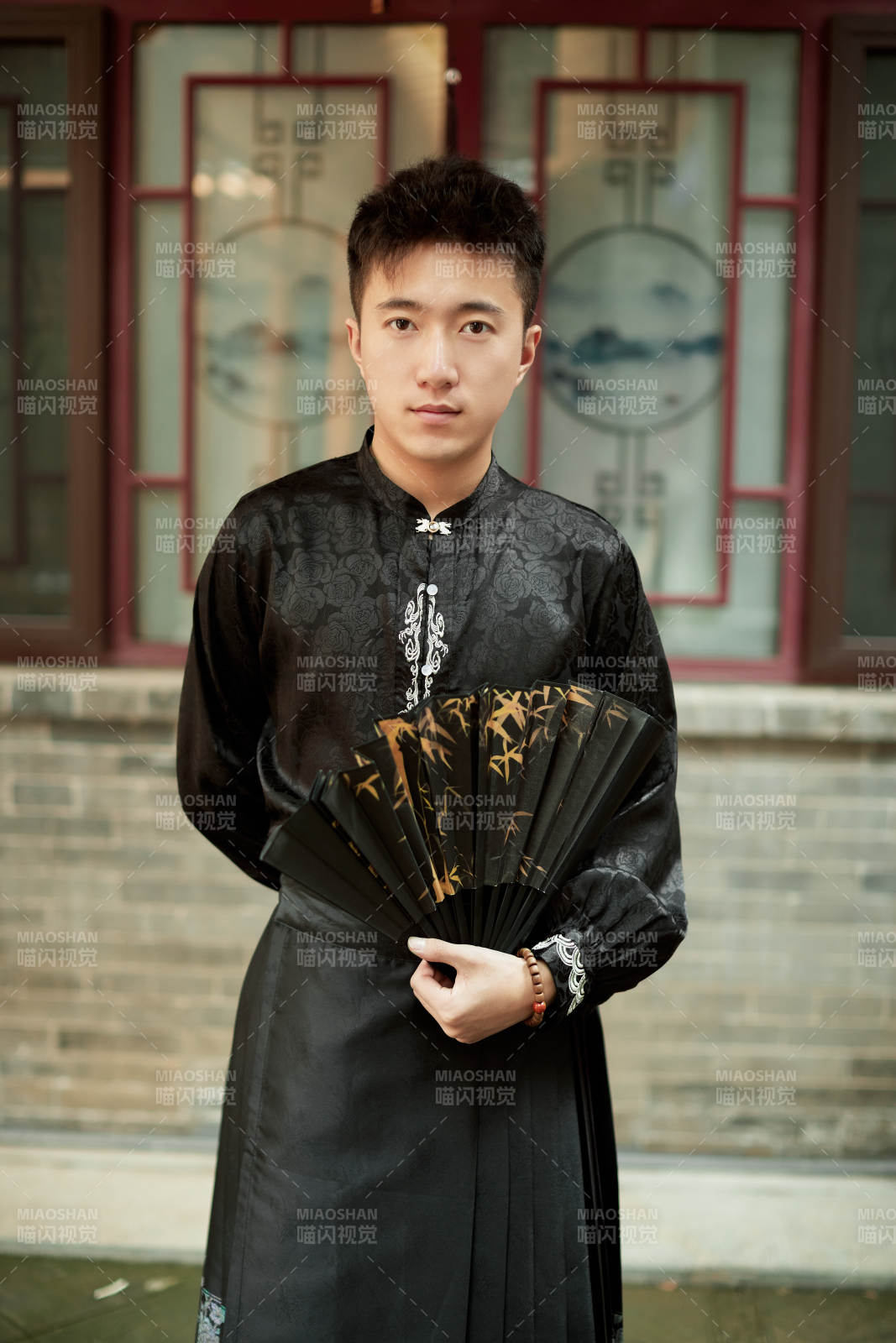 在中式庭院里身穿马面裙的帅小伙