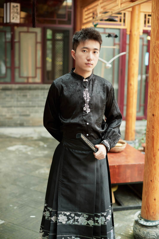 在中式庭院里身穿马面裙的帅小伙