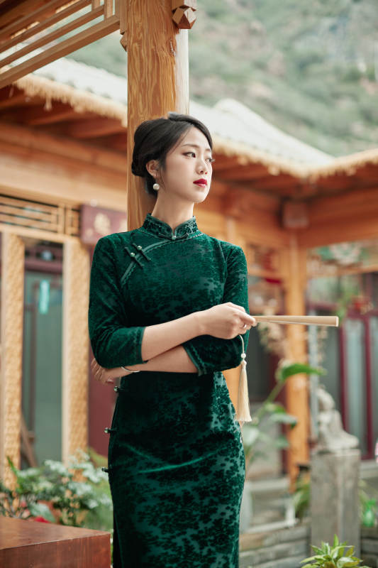 在中式庭院里身穿复古旗袍的亚洲女性