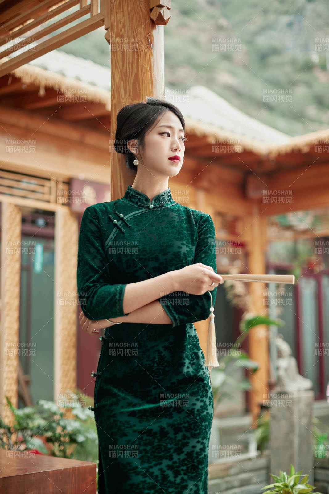 在中式庭院里身穿复古旗袍的亚洲女性