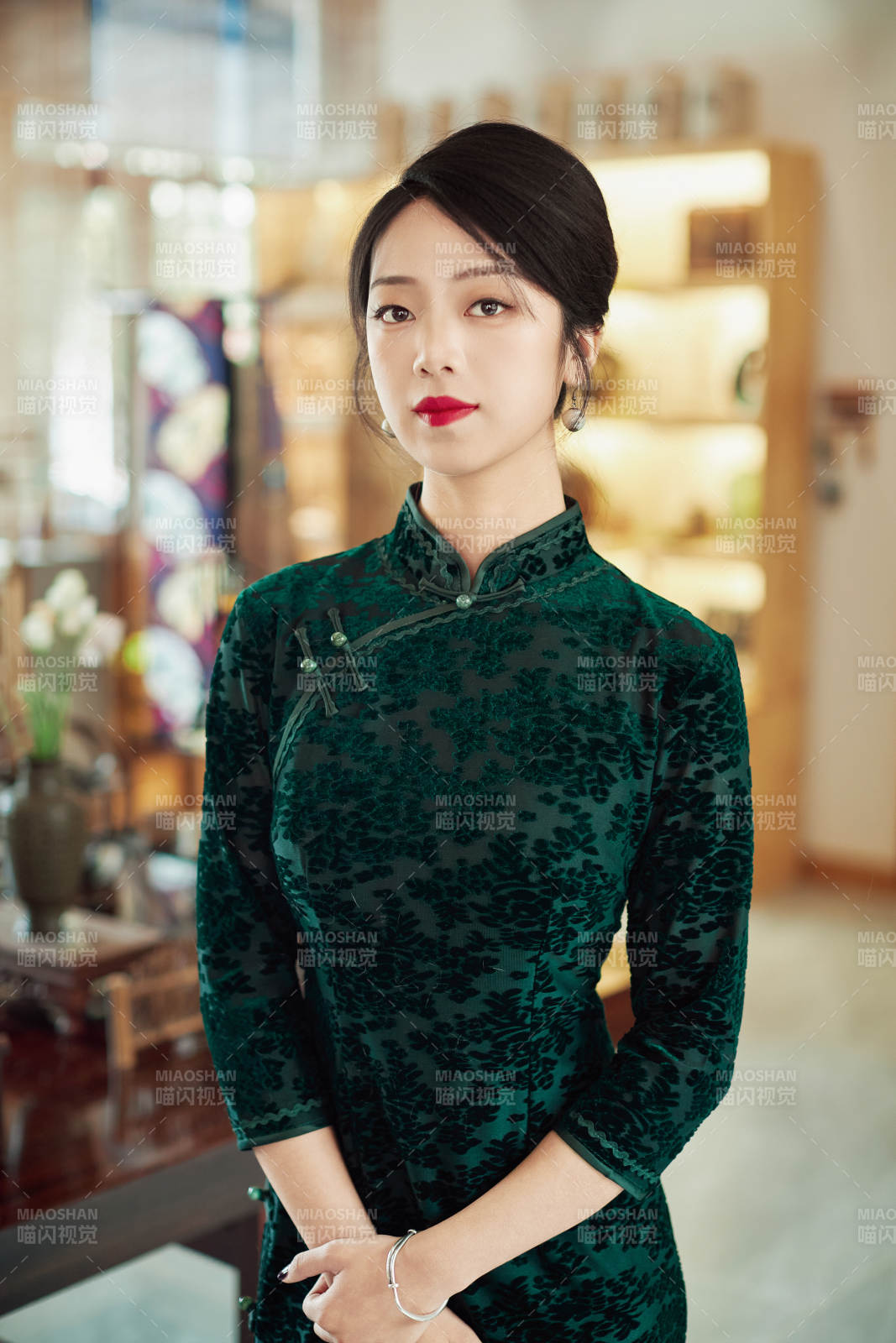 在中式茶社内穿着复古旗袍的中国女性