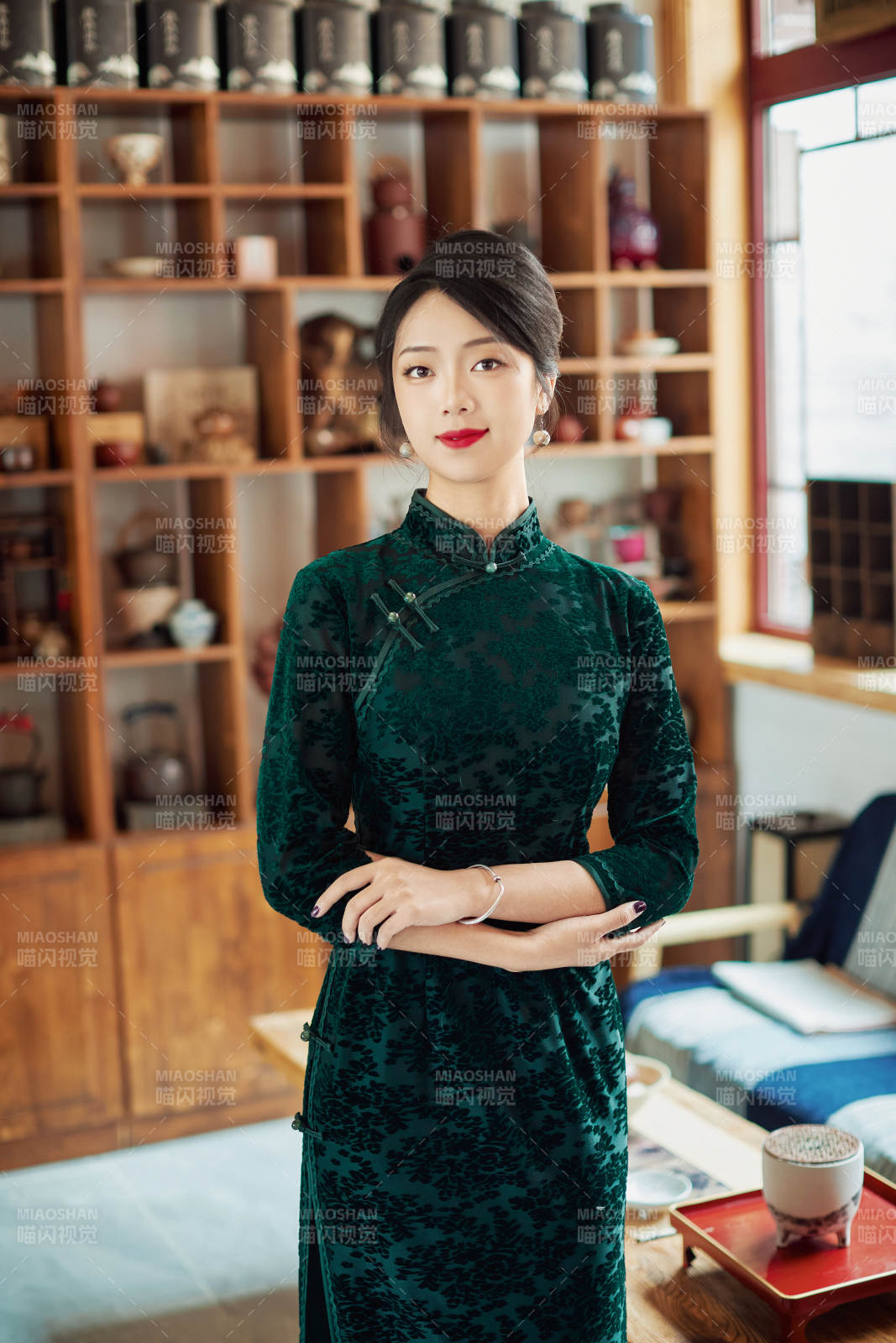 在中式茶社内穿着复古旗袍的中国女性