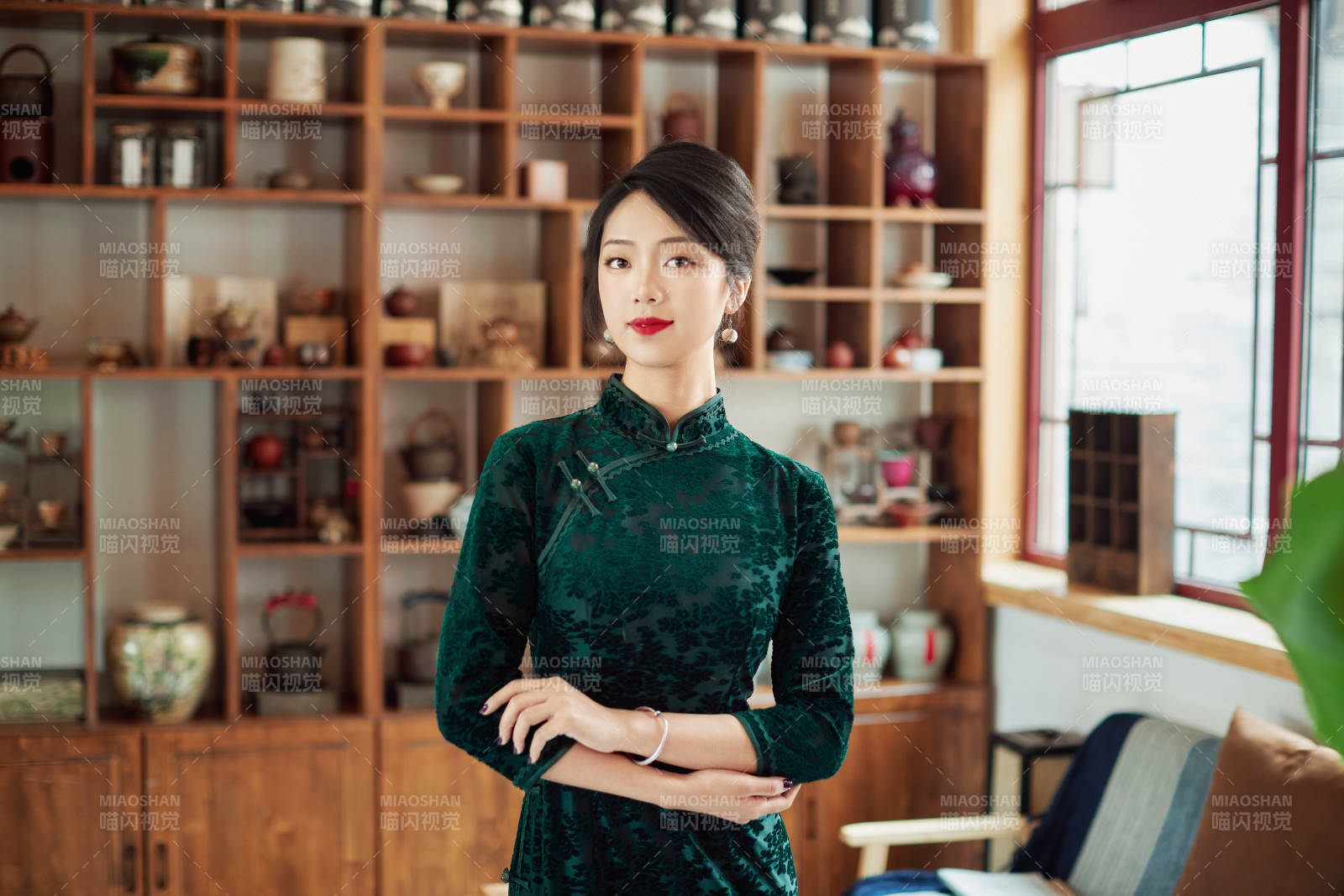 在中式茶社内穿着复古旗袍的中国女性