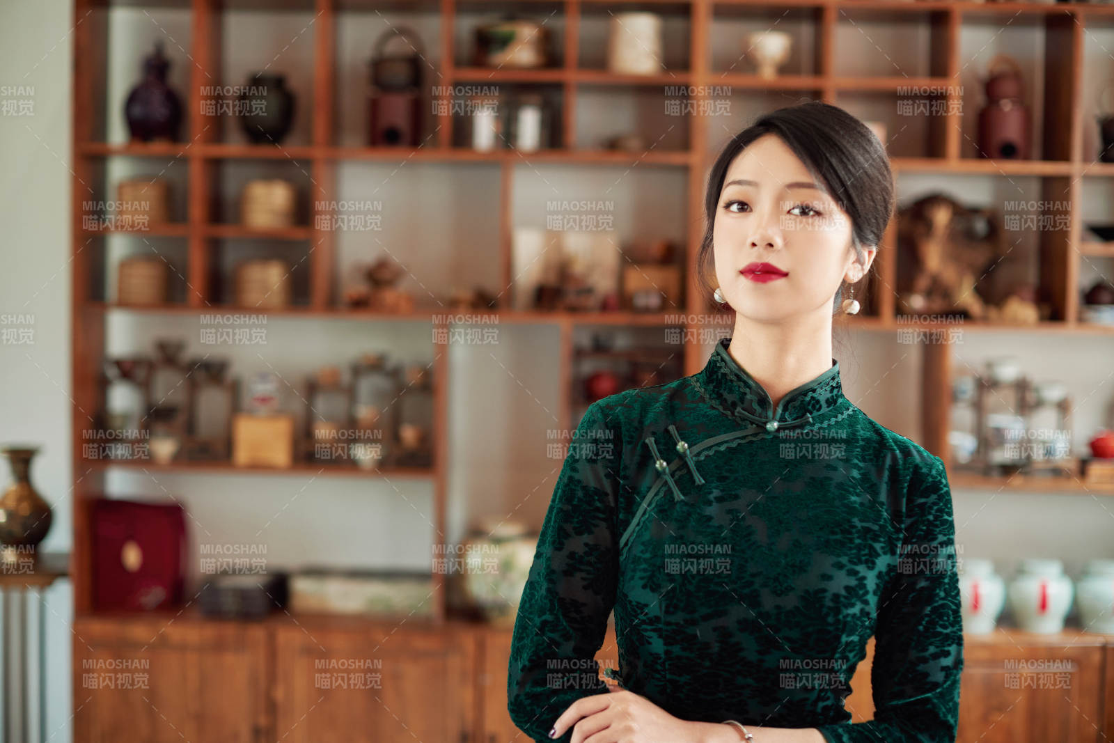 在中式茶社內(nèi)穿著復(fù)古旗袍的中國(guó)女性