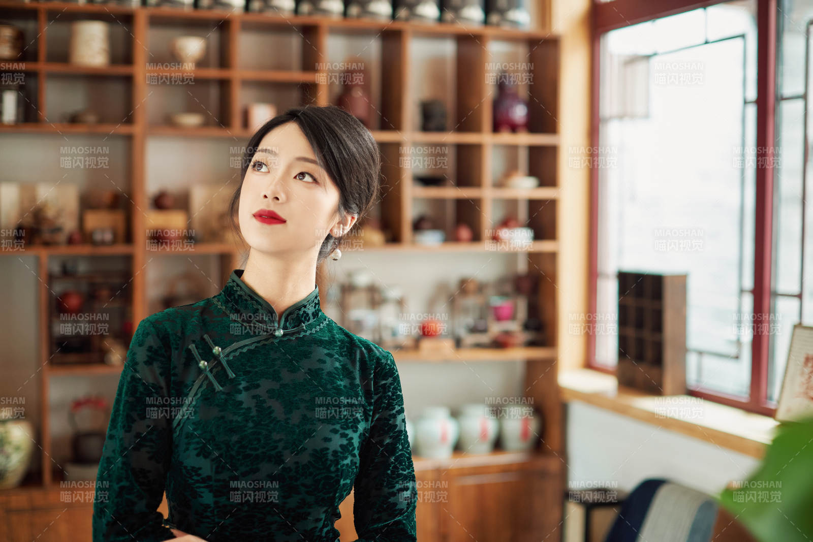 在中式茶社内穿着复古旗袍的中国女性