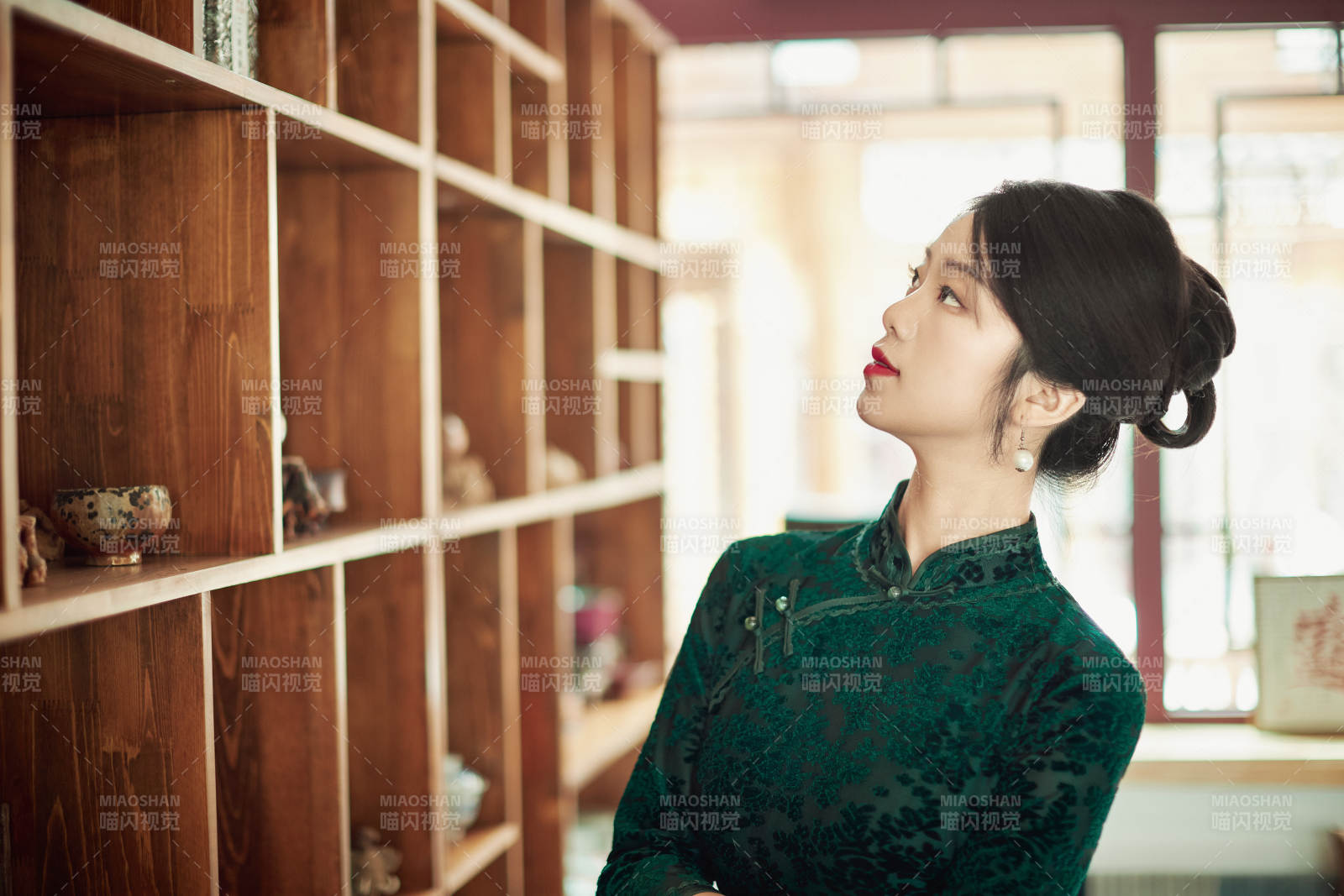 在中式茶社内穿着复古旗袍的中国女性