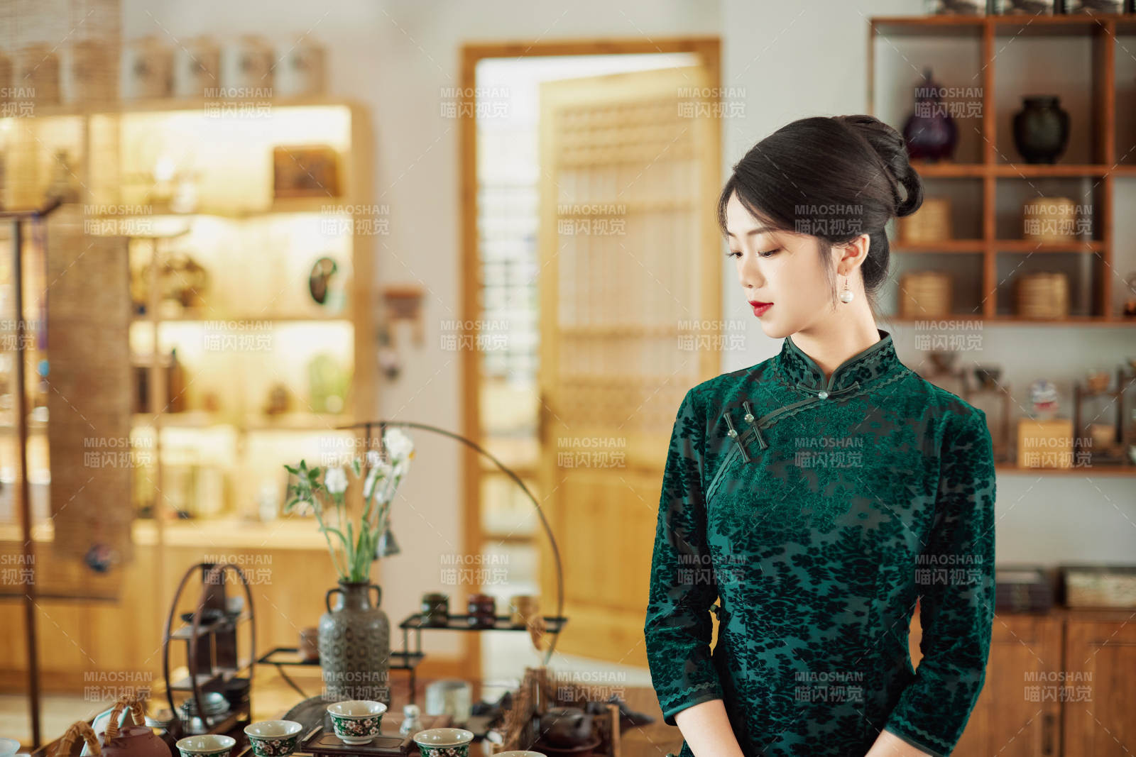 在中式茶社內(nèi)穿著復(fù)古旗袍的中國(guó)女性