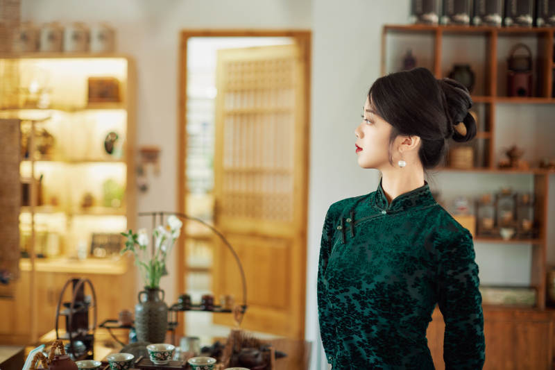 在中式茶社内穿着复古旗袍的中国女性