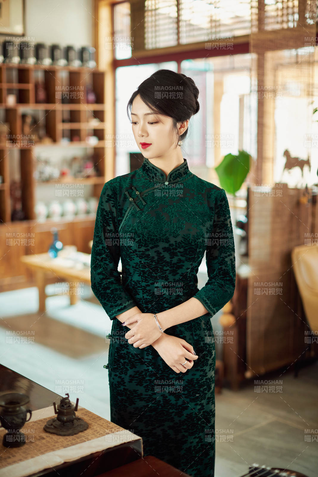 在中式茶社內(nèi)穿著復(fù)古旗袍的中國女性