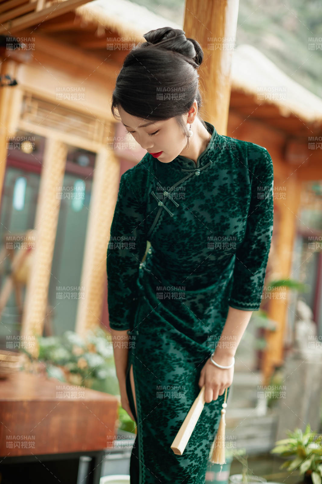 在中式庭院里身穿复古旗袍的亚洲女性