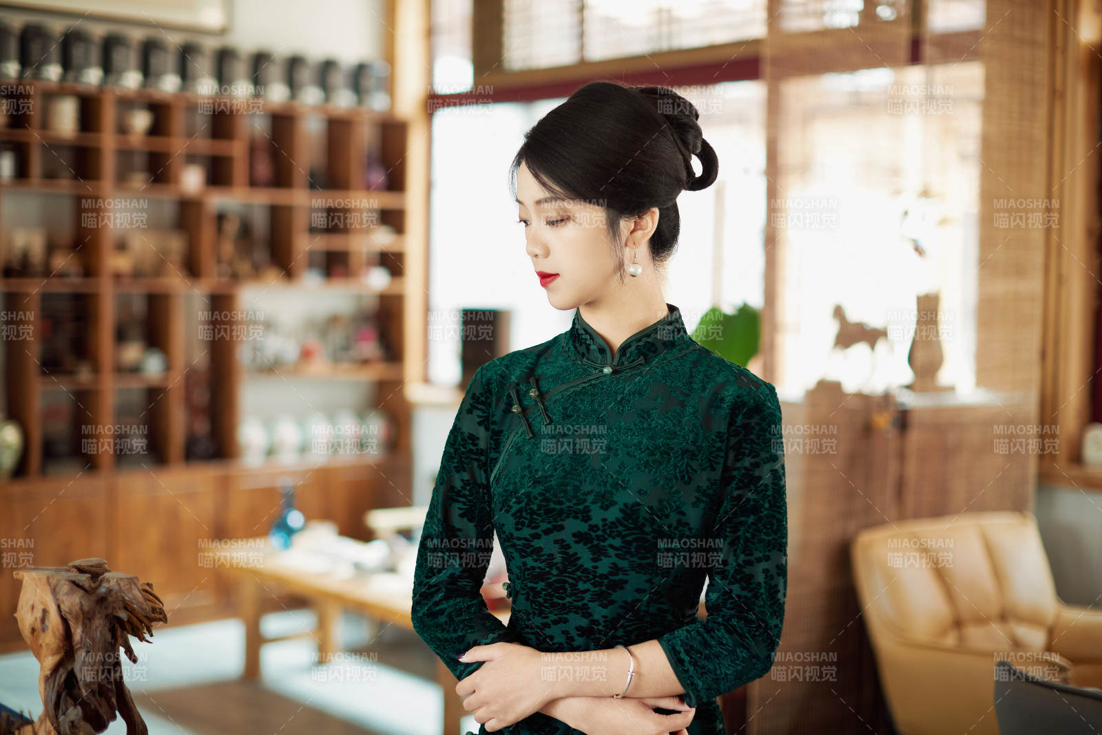 在中式茶社内穿着复古旗袍的中国女性