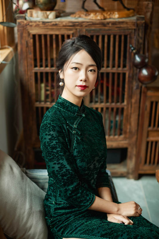 在中式茶社内穿着复古旗袍的中国女性