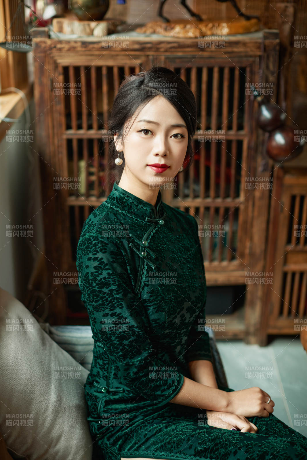 在中式茶社內穿著復古旗袍的中國女性