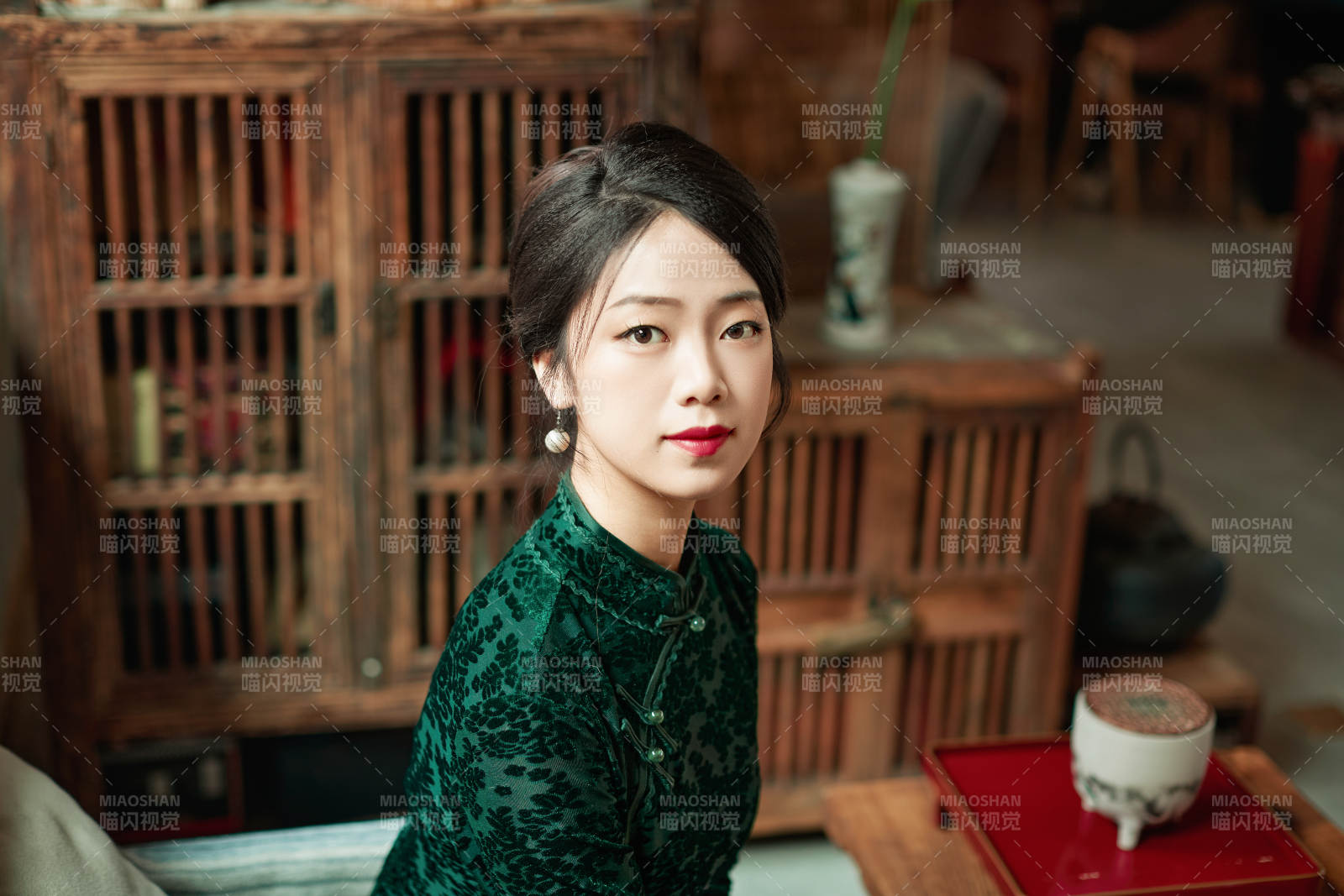 在中式茶社内穿着复古旗袍的中国女性