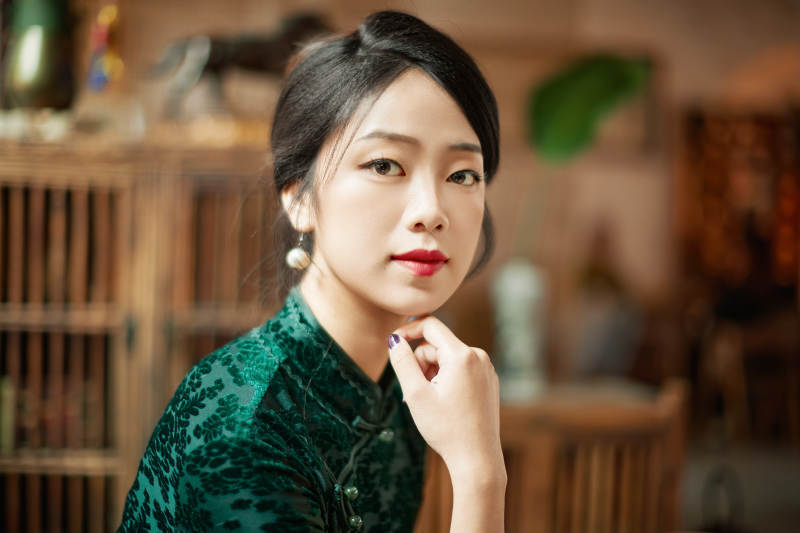 在中式茶社内穿着复古旗袍的中国女性