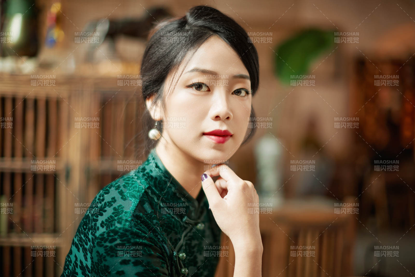 在中式茶社内穿着复古旗袍的中国女性