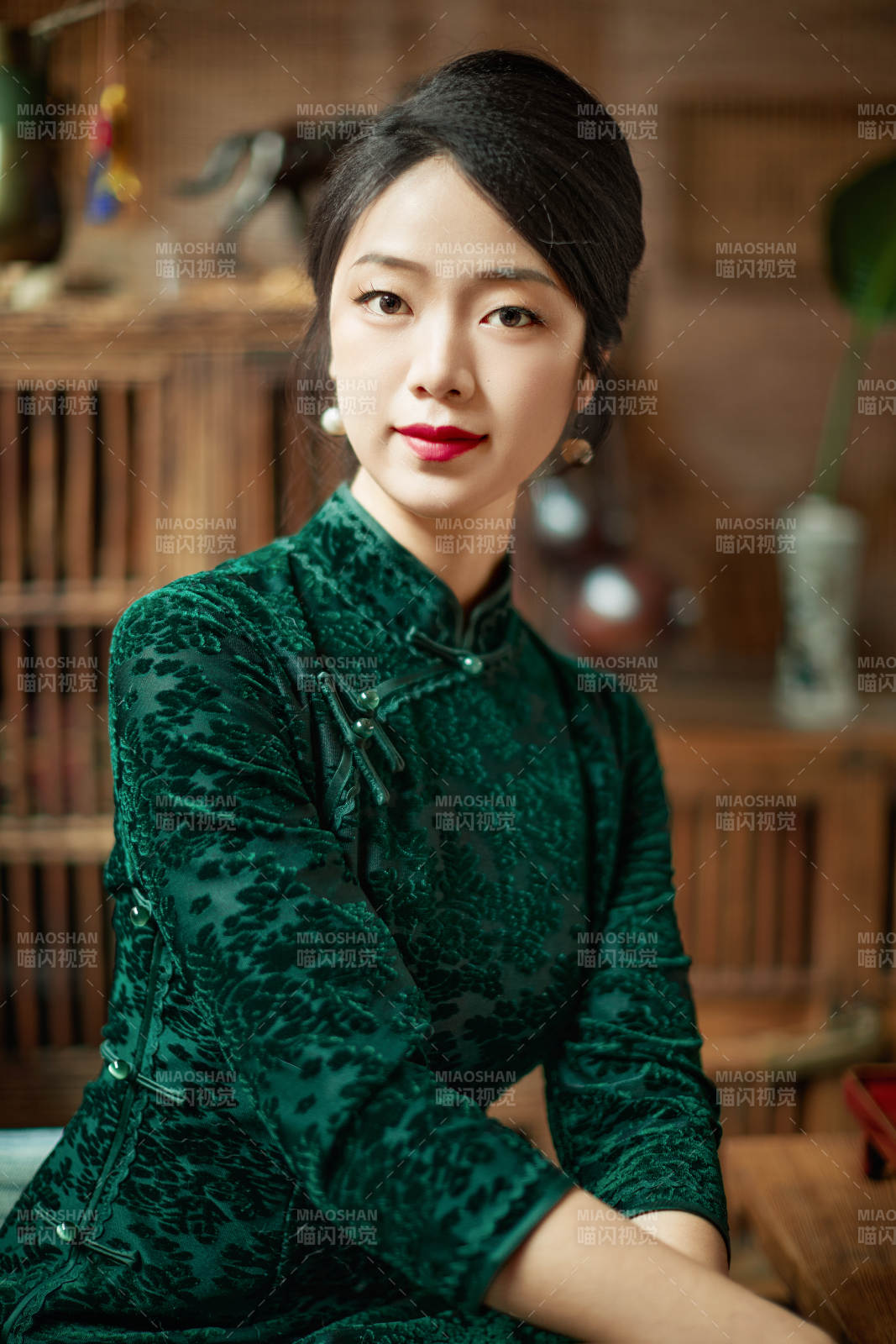 在中式茶社内穿着复古旗袍的中国女性