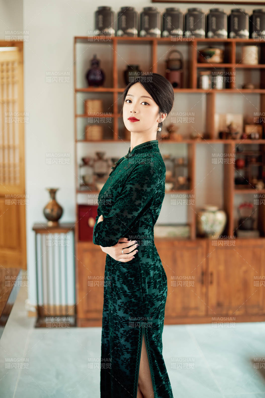 在中式茶社内穿着复古旗袍的中国女性