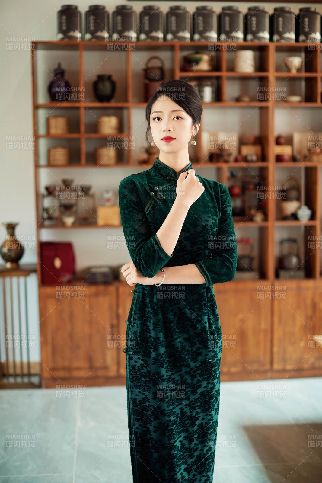 在中式茶社内穿着复古旗袍的中国女性