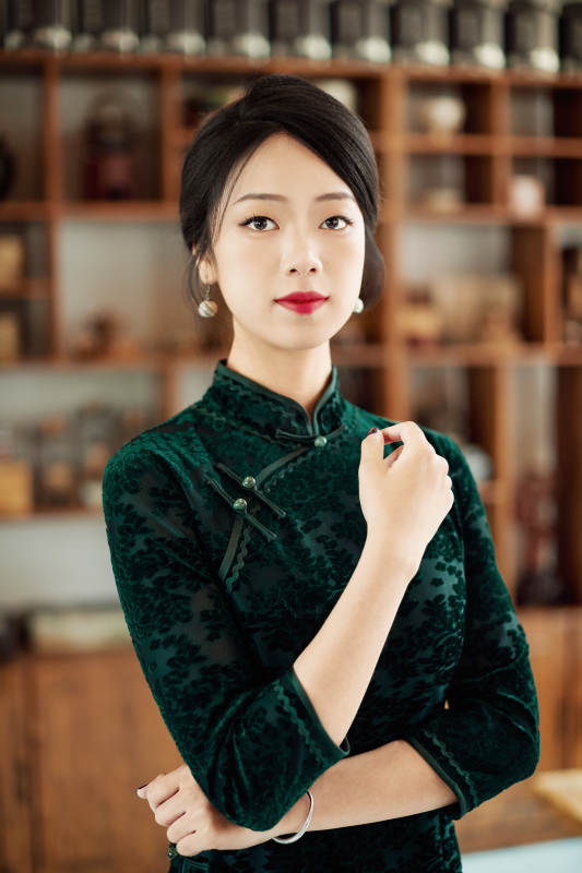 在中式茶社内穿着复古旗袍的中国女性