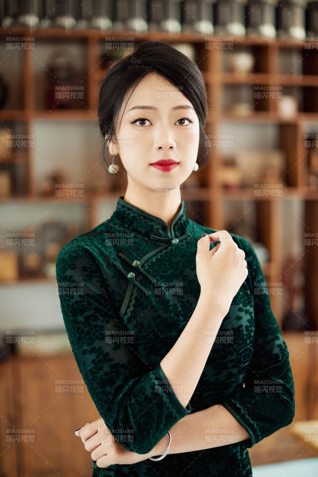 在中式茶社内穿着复古旗袍的中国女性