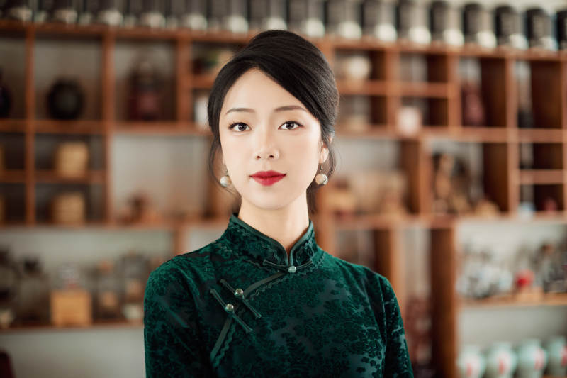 在中式茶社内穿着复古旗袍的中国女性